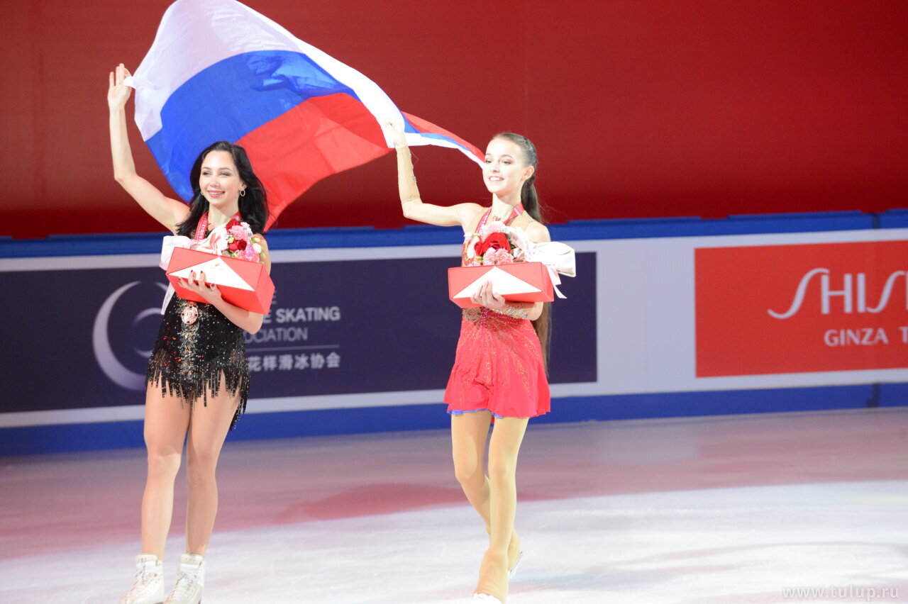 Anna Shcherbakova and Elizaveta Tuktamysheva are carrying Russian flag around the ice