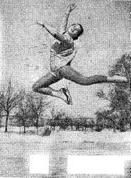 Рис. 112. Прыжок «олень» (Марина Гранаткина, чемпионка СССР 1952 г. в парном катанье)