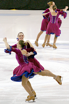 The Hockettes исполняют парные элементы