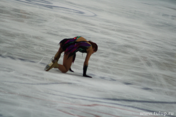 Алёна Леонова целует лёд арены Мегаспорта