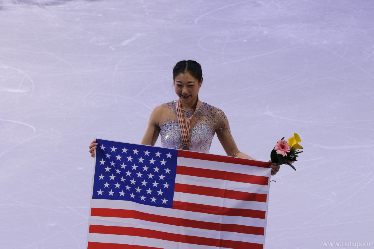Мираи Нагасу с флагом
