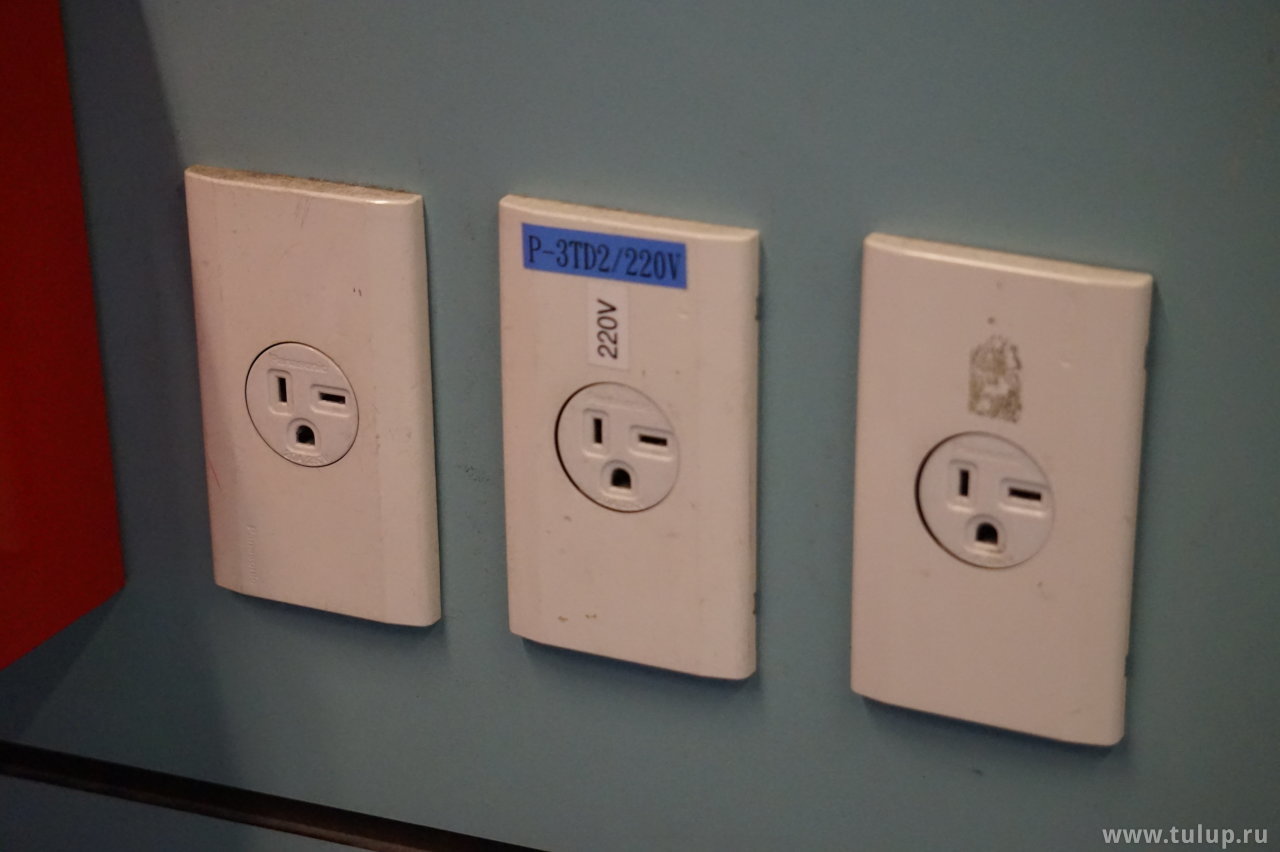 Розетки 220 (стандартное напряжение на острове — 110 вольт)